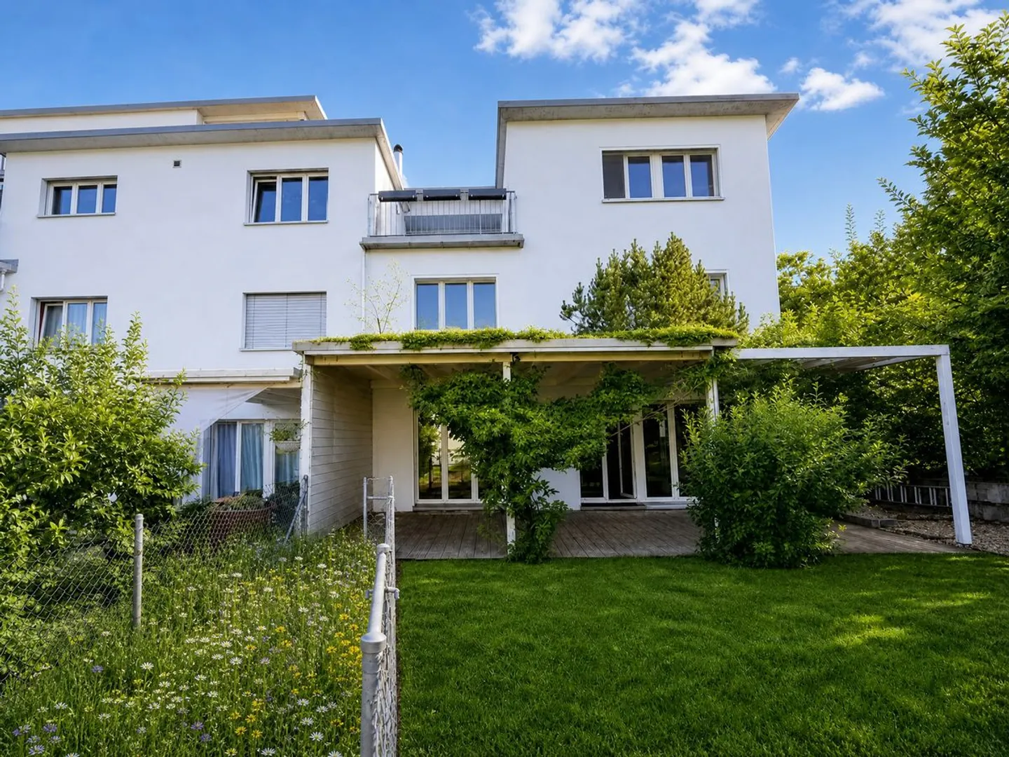 Maison de 7,5 pièces exceptionnellement spacieuse avec jardin orienté sud et 2ème étage polyvalent - Photo 2 sur 13