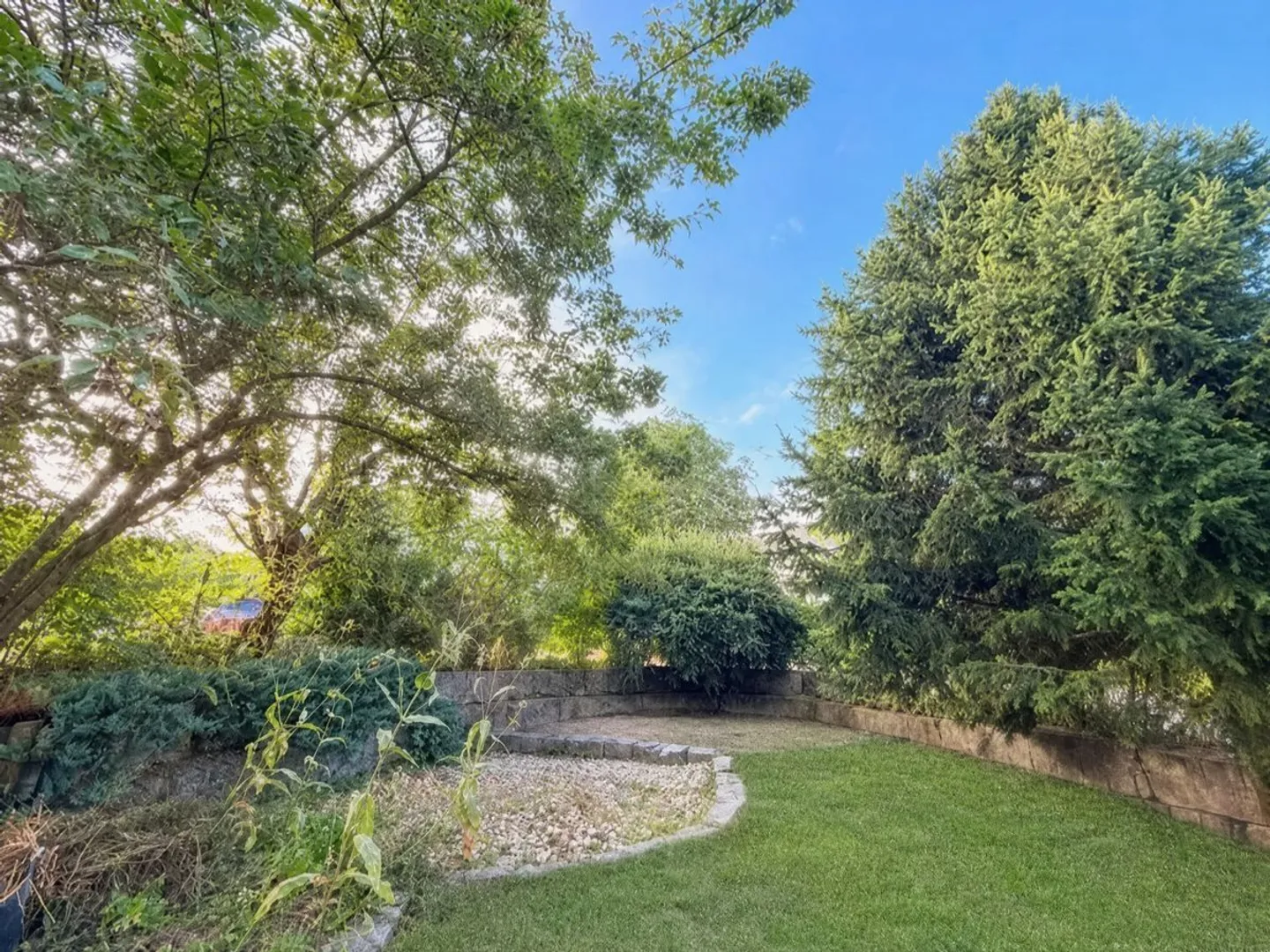 Maison de 7,5 pièces exceptionnellement spacieuse avec jardin orienté sud et 2ème étage polyvalent - Photo 8 sur 13