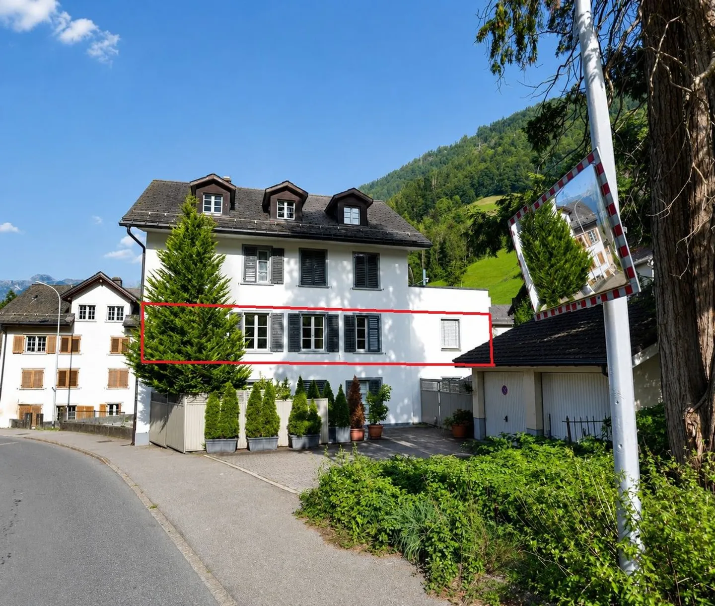 Exclusive 4.5 room apartment with 118m2 living space - completely renovated in Glarus Süd - Photo 1 of 10