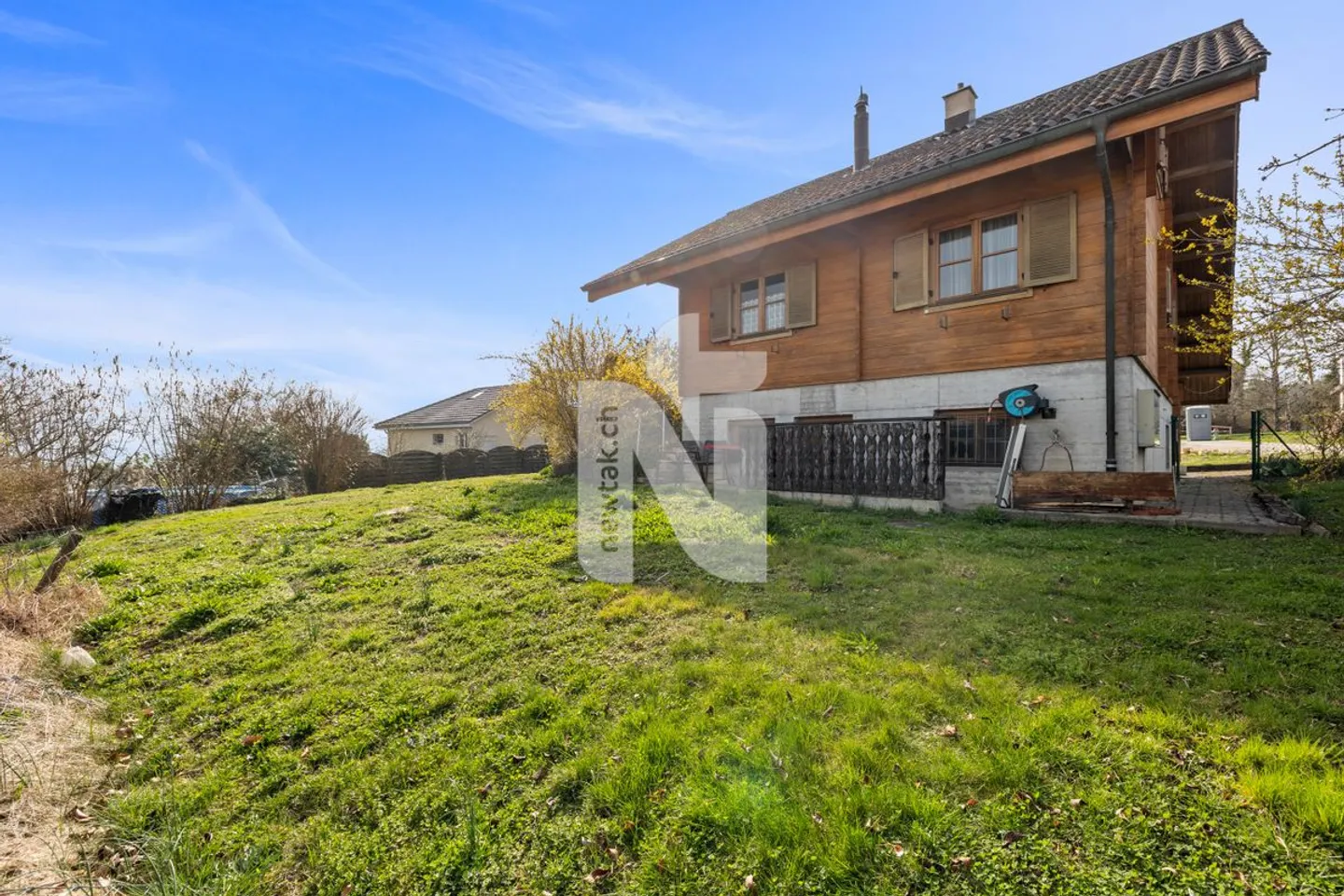 Incantevole casa unifamiliare indipendente in posizione tranquilla con giardino idilliaco - Foto 2 di 11