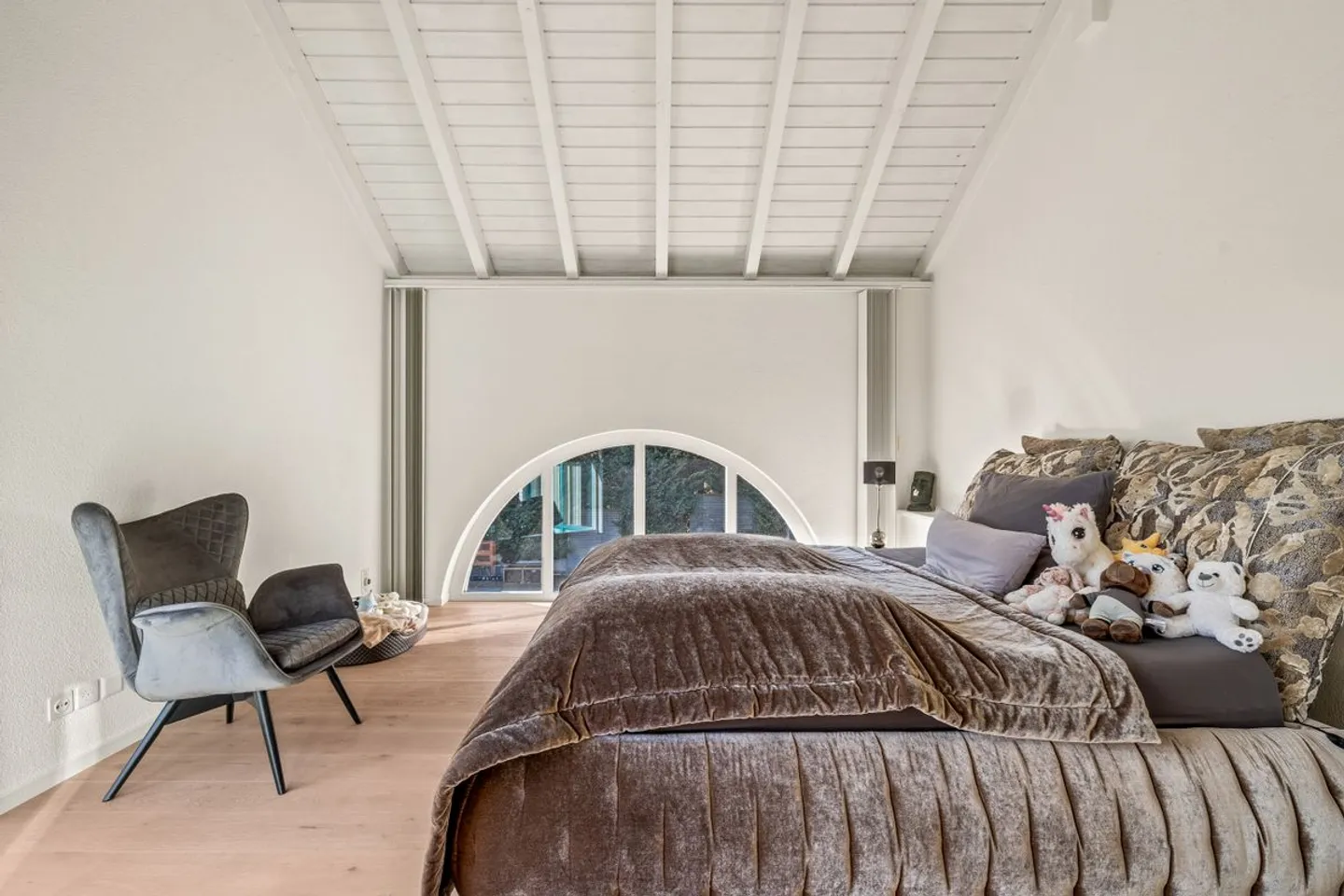 EXCLUSIVE VILLA WITH POOL | 285 m² LIVING SPACE | 1,058 m² PLOT - Photo 12 of 13