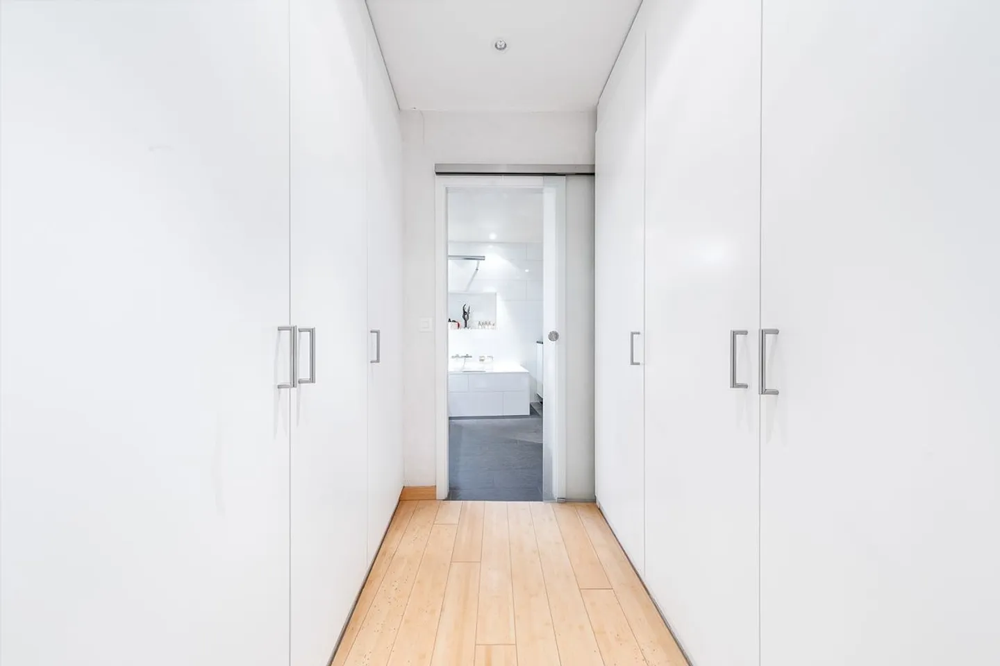 Spacious 3.5 rooms in La Conversion with magnificent south-facing terrace - Photo 8 of 13