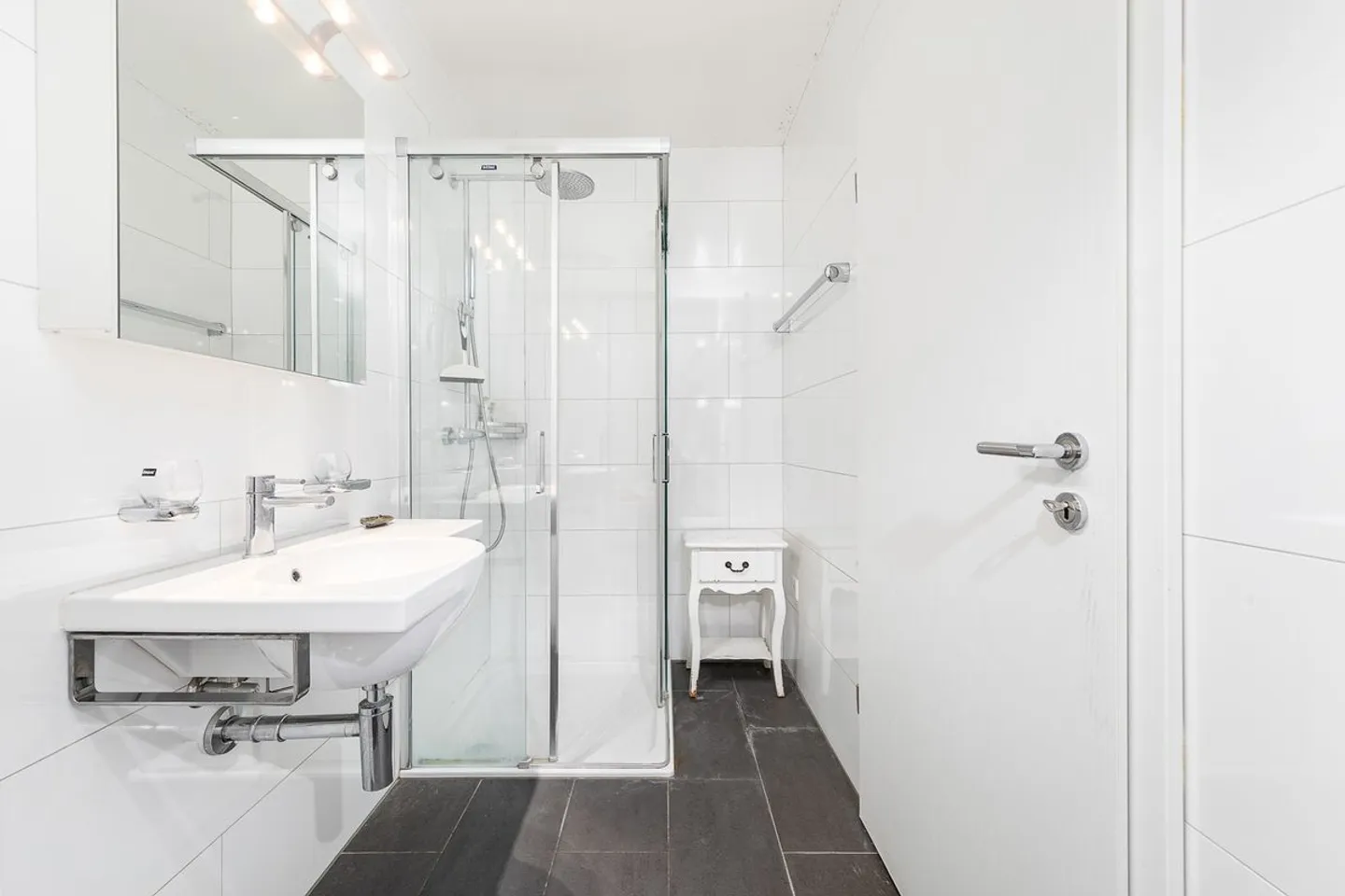 Spacious 3.5 rooms in La Conversion with magnificent south-facing terrace - Photo 7 of 13