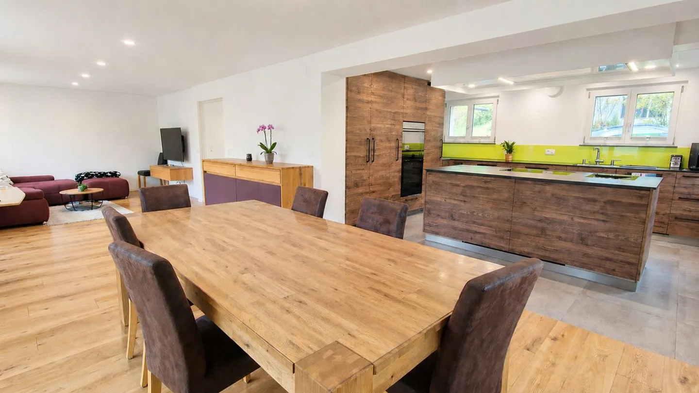 Spacious family house with plenty of space and 924 m² plot in Reigoldswil - Photo 1 of 13