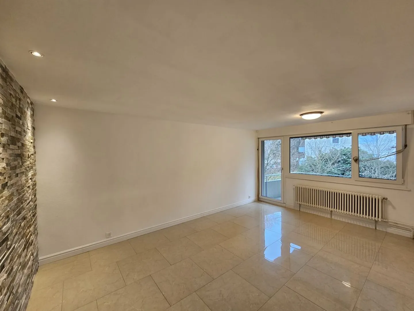 VIVERE CON UNA VISTA: APPARTAMENTO RINNOVATO CON BALCONE E POSTO AUTO - Foto 5 di 11