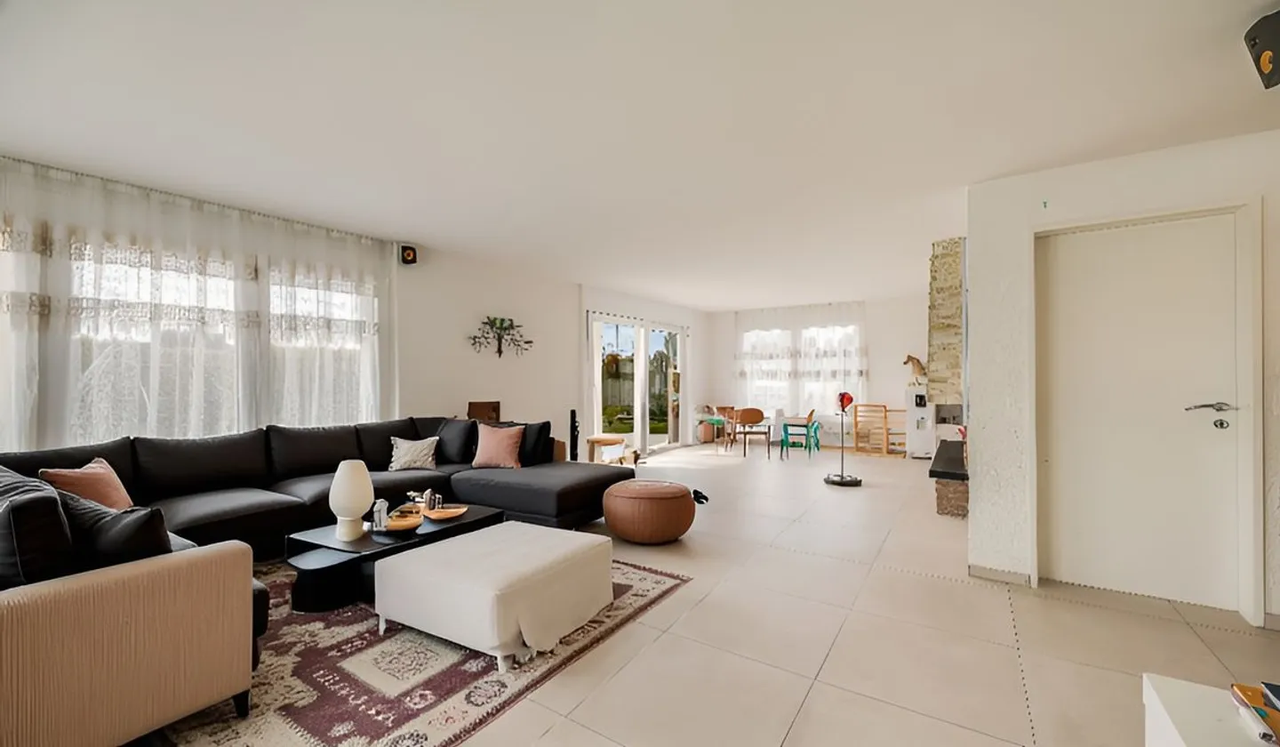 Rarità in Posizione Privilegiata con Piscina, Giardino d'Inverno e Lounge per Grigliate Frescamente Ristrutturato - Foto 5 di 13