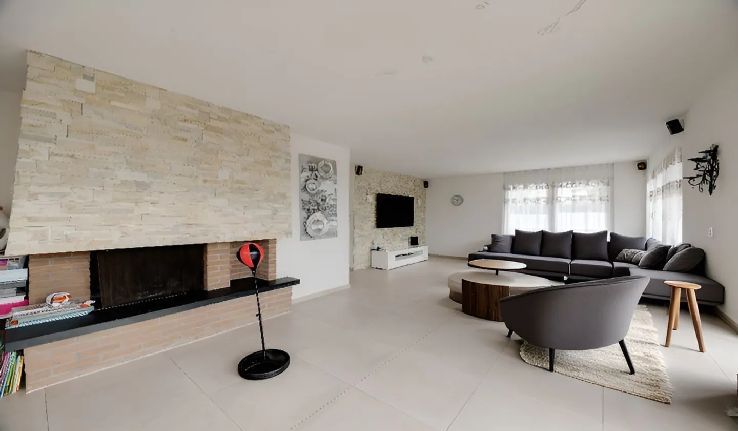 Rarità in Posizione Privilegiata con Piscina, Giardino d'Inverno e Lounge per Grigliate Frescamente Ristrutturato - Foto 6 di 13