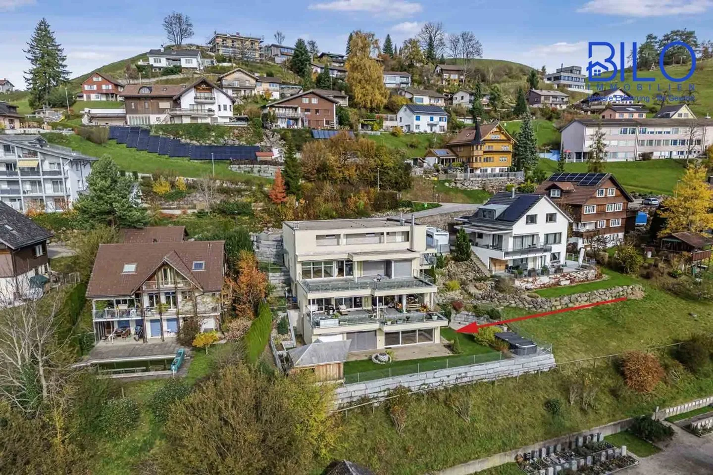 Vivre de manière idyllique dans un endroit sans brouillard avec vue sur les montagnes et la vallée - Photo 2 sur 13