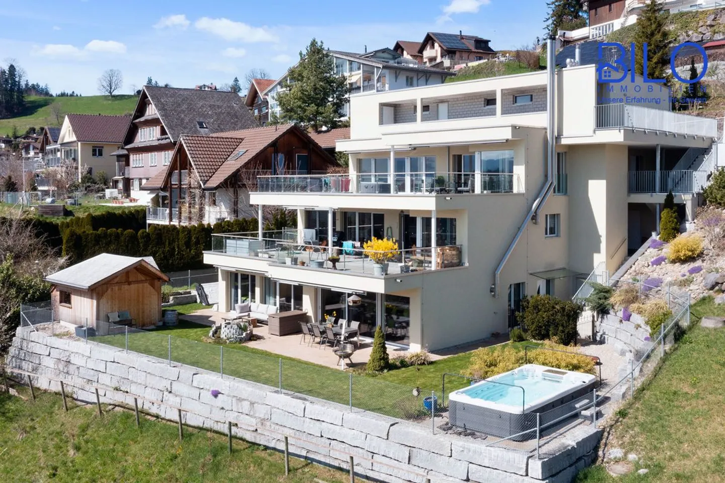 Vivre de manière idyllique dans un endroit sans brouillard avec vue sur les montagnes et la vallée - Photo 1 sur 13