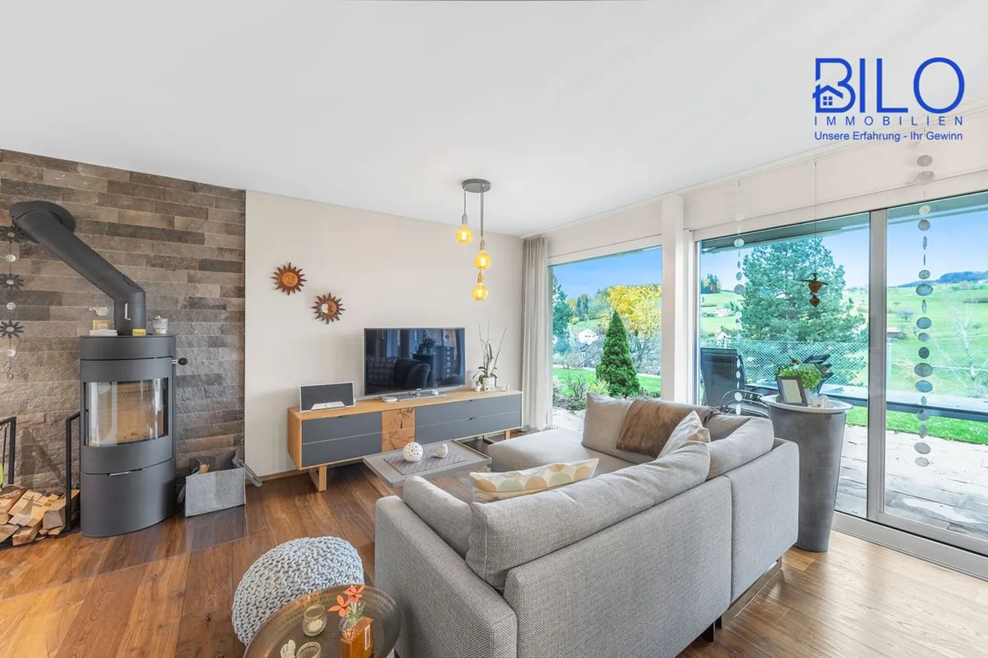 Vivre de manière idyllique dans un endroit sans brouillard avec vue sur les montagnes et la vallée - Photo 3 sur 13