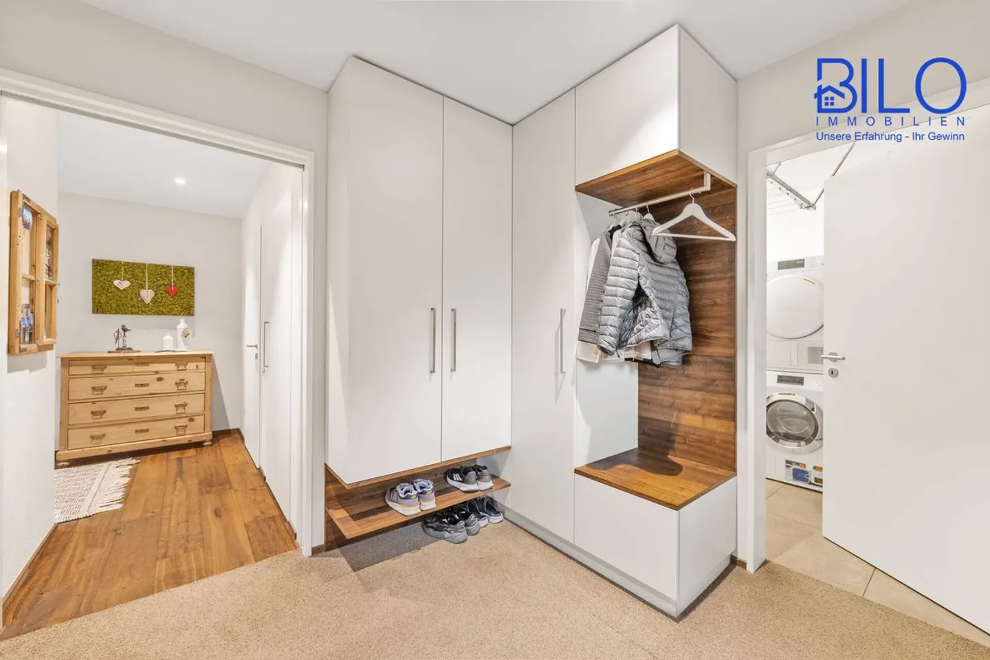 Vivre de manière idyllique dans un endroit sans brouillard avec vue sur les montagnes et la vallée - Photo 7 sur 13