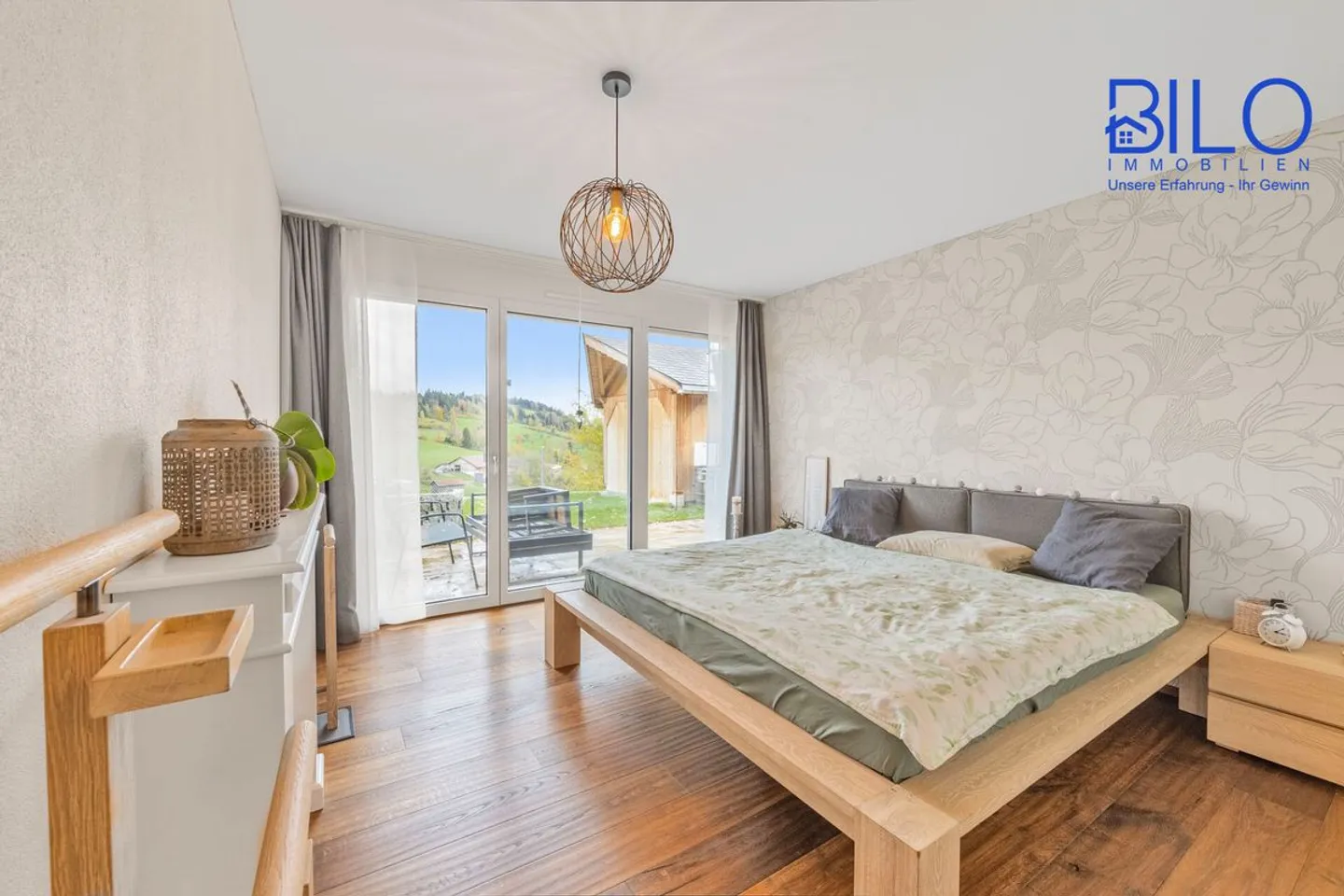 Vivre de manière idyllique dans un endroit sans brouillard avec vue sur les montagnes et la vallée - Photo 8 sur 13