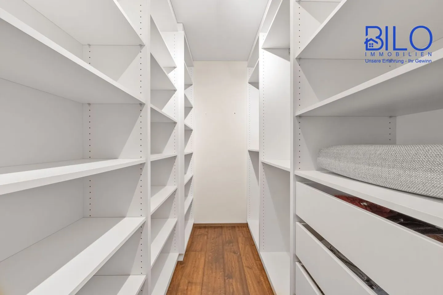 Vivre de manière idyllique dans un endroit sans brouillard avec vue sur les montagnes et la vallée - Photo 9 sur 13