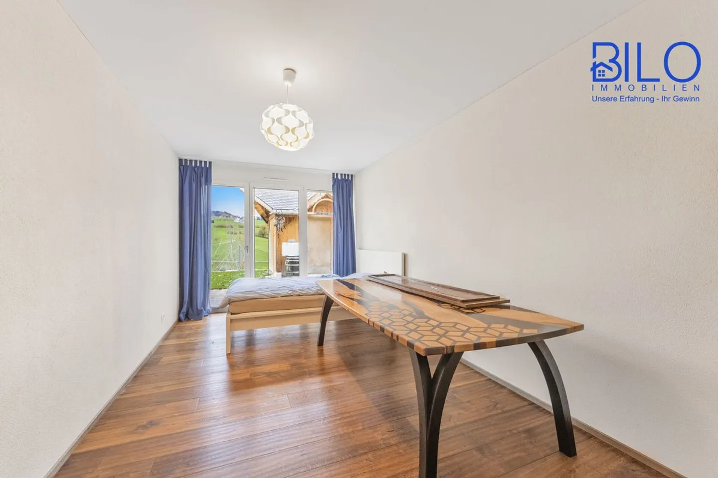 Vivre de manière idyllique dans un endroit sans brouillard avec vue sur les montagnes et la vallée - Photo 10 sur 13