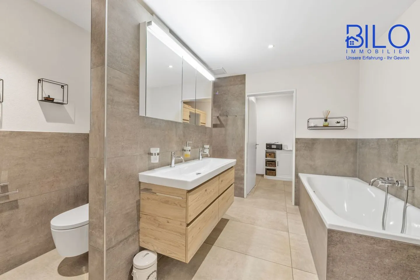 Vivre de manière idyllique dans un endroit sans brouillard avec vue sur les montagnes et la vallée - Photo 12 sur 13