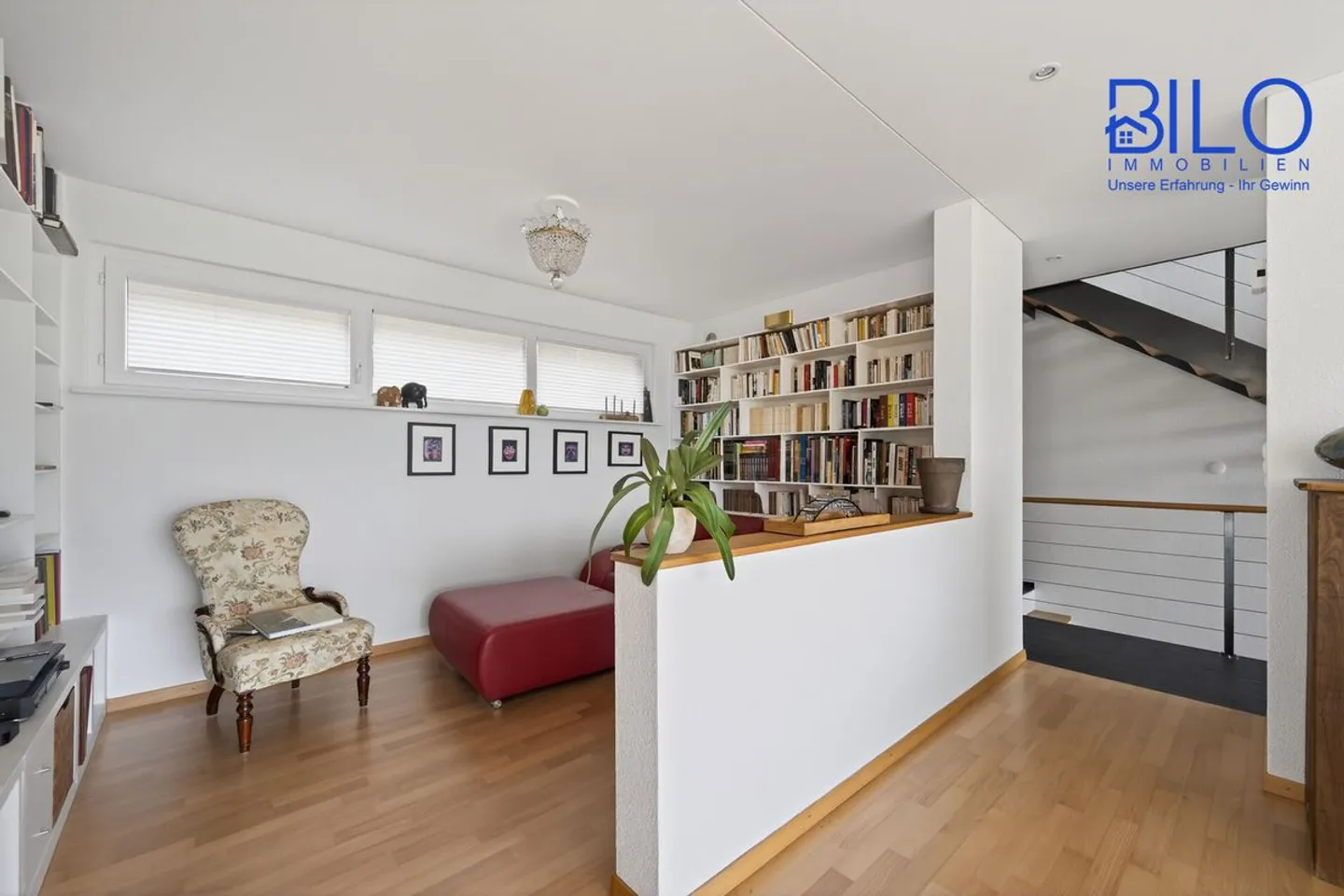 Grosszügiges, neuwertiges Haus mit unverbaubarer Panoramasicht - Photo 6 of 13