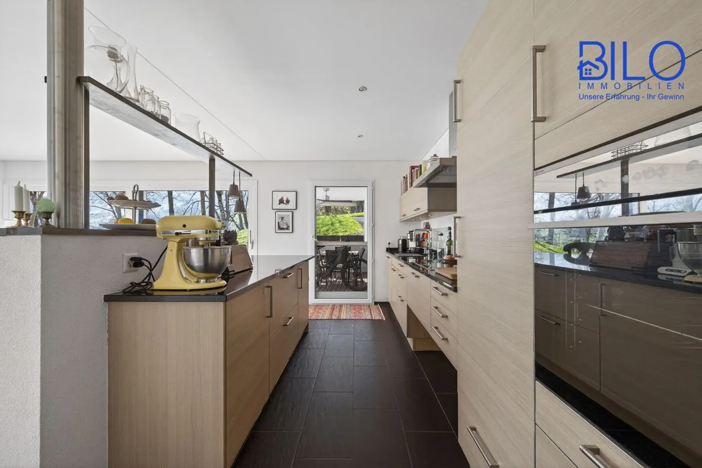 Grosszügiges, neuwertiges Haus mit unverbaubarer Panoramasicht - Photo 8 of 13