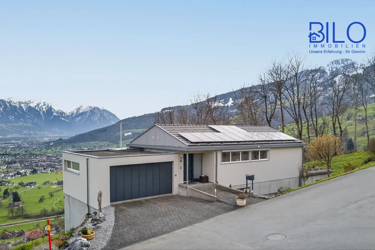 Grosszügiges, neuwertiges Haus mit unverbaubarer Panoramasicht - Photo 4 of 13