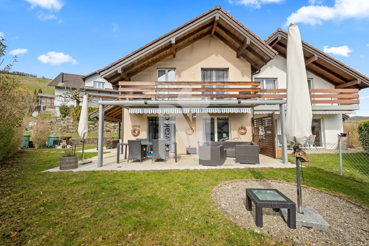 Tranquillo, moderno, adatto alle famiglie con vista libera sul verde, giardino e posti auto sotterranei - Foto 2 di 13