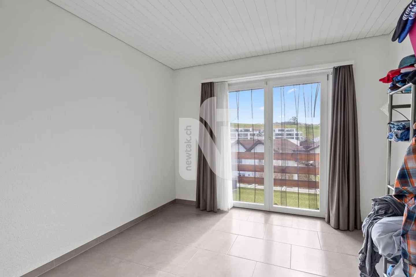 Tranquillo, moderno, adatto alle famiglie con vista libera sul verde, giardino e posti auto sotterranei - Foto 12 di 13