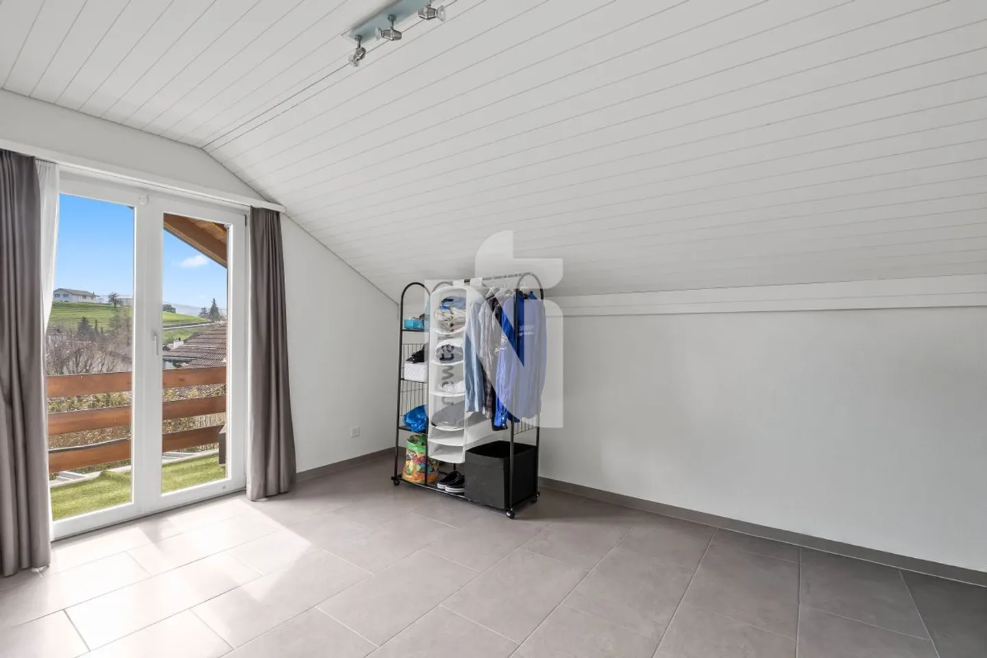 Tranquillo, moderno, adatto alle famiglie con vista libera sul verde, giardino e posti auto sotterranei - Foto 11 di 13