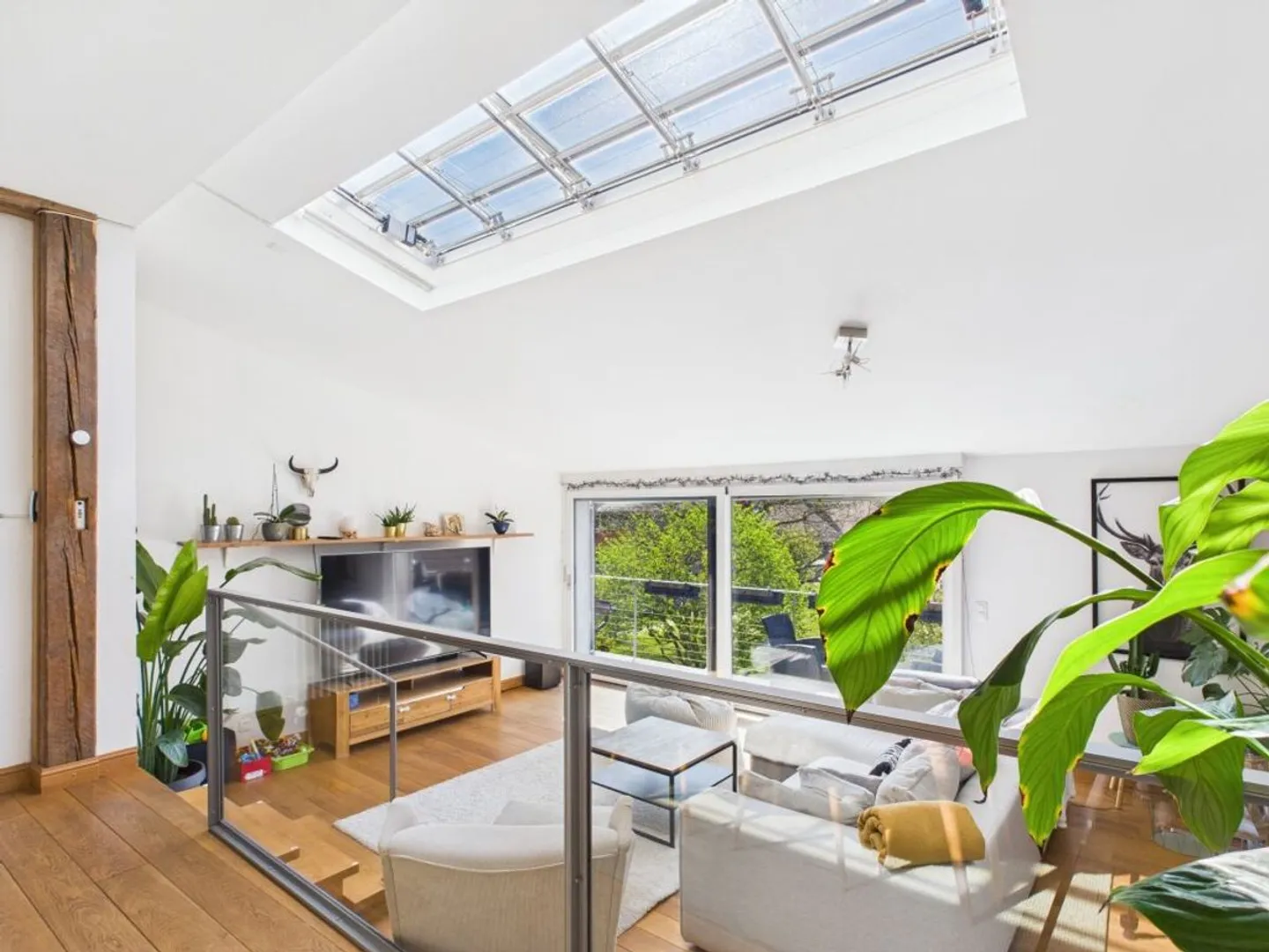 Exclusive 6-room apartment with balcony in Arisdorf - Photo 2 of 12