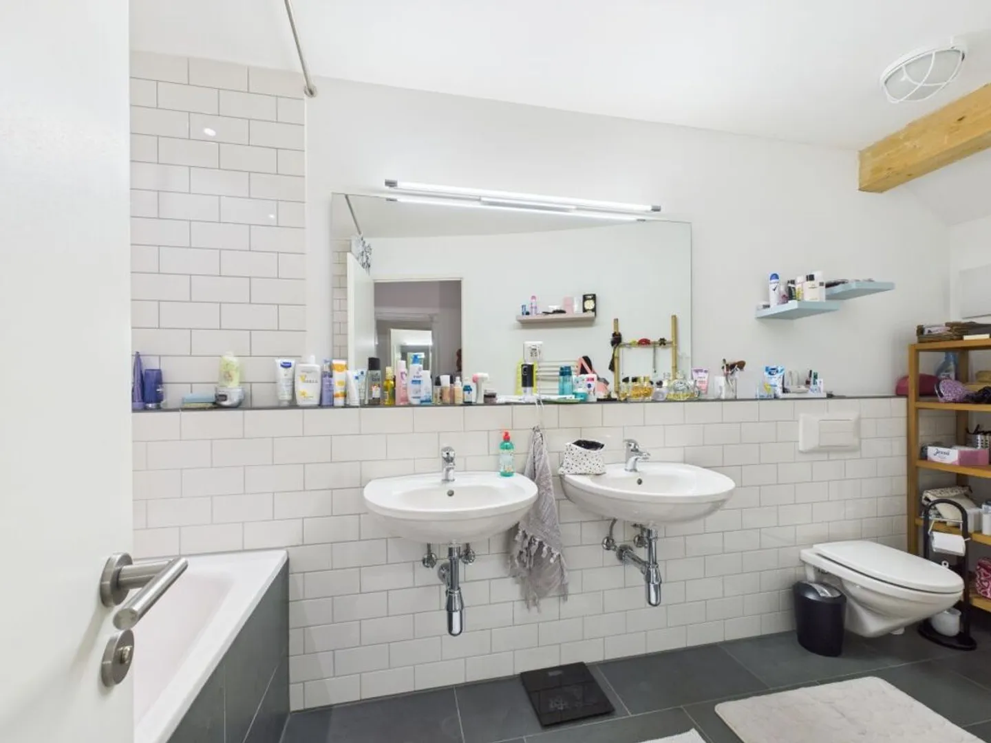 Exclusive 6-room apartment with balcony in Arisdorf - Photo 8 of 12