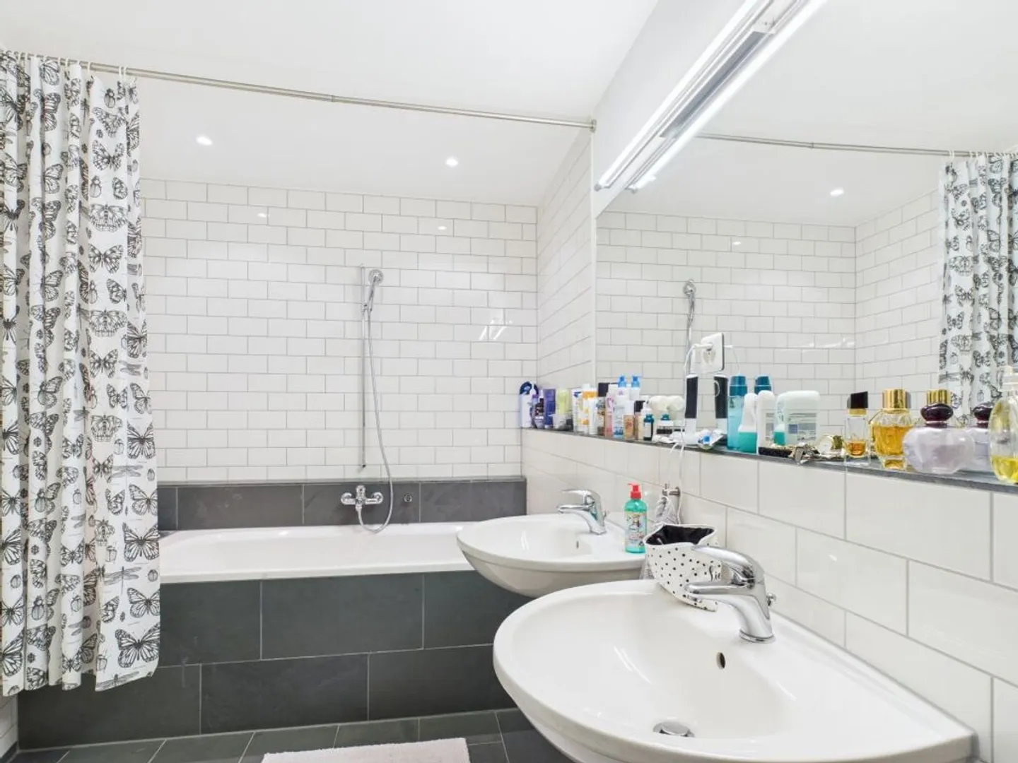 Exclusive 6-room apartment with balcony in Arisdorf - Photo 7 of 12