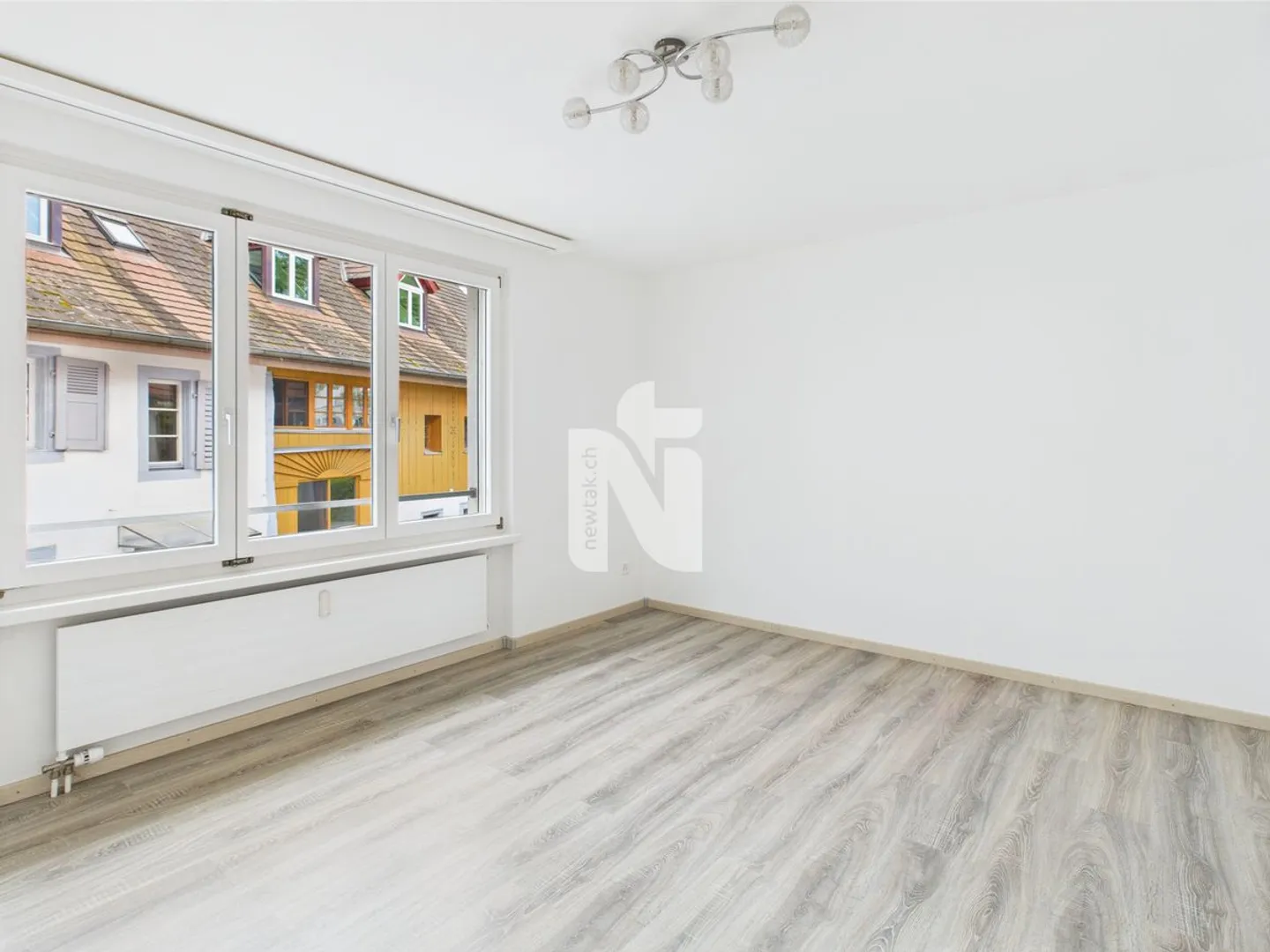 Sehr schöne, zentral gelegene 3,5 Zimmerwohnung mit Hobbyraum, Parkplatz und Gartenanteil - Foto 6 von 10