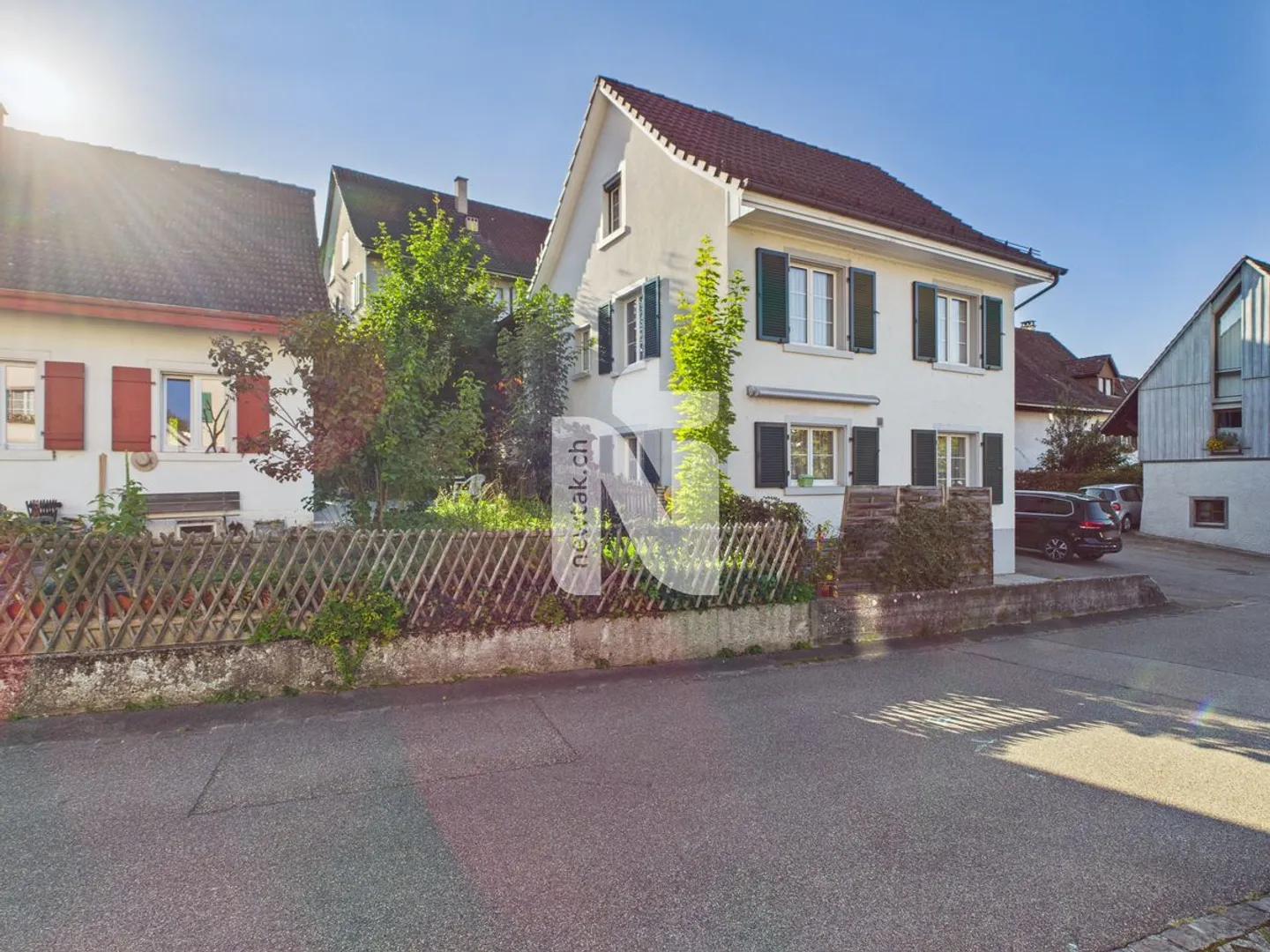 Centrally located, detached single-family house in a sought-after residential area - Photo 2 of 11