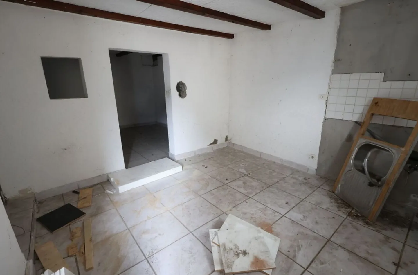 DORFHAUS MIT STALL, DER KOMPLETT UMGEBAUT WERDEN MUSS - Foto 6 von 10