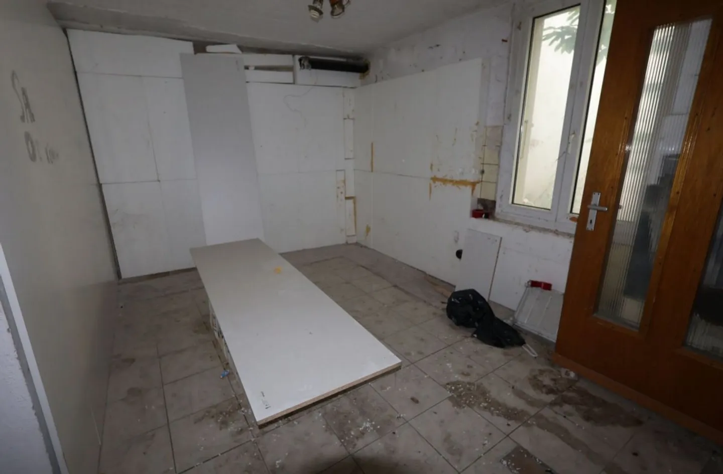 DORFHAUS MIT STALL, DER KOMPLETT UMGEBAUT WERDEN MUSS - Foto 4 von 10