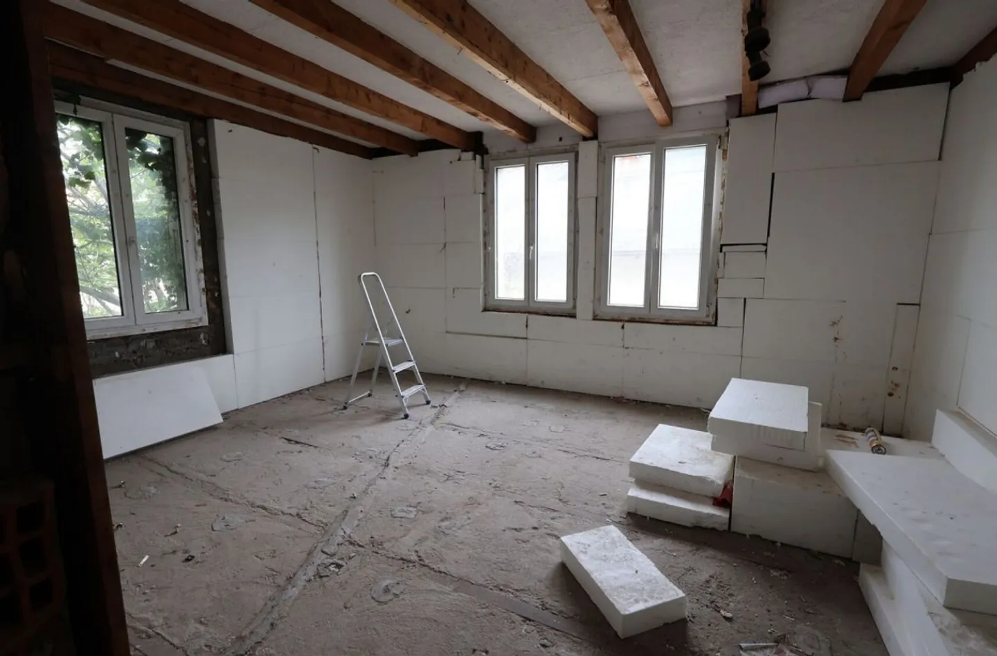 DORFHAUS MIT STALL, DER KOMPLETT UMGEBAUT WERDEN MUSS - Foto 2 von 10