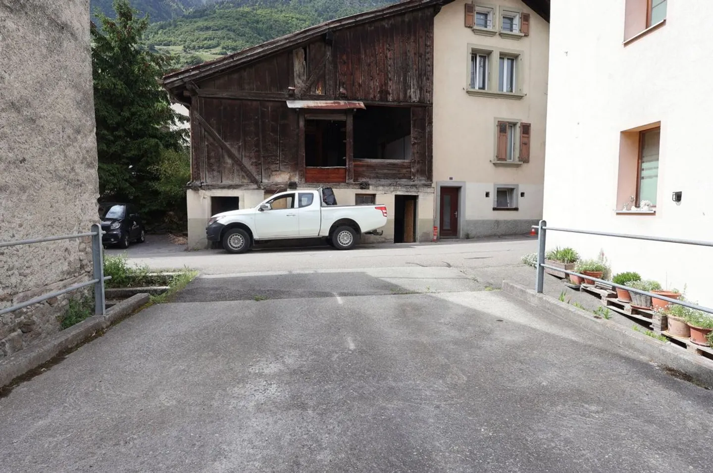 DORFHAUS MIT STALL, DER KOMPLETT UMGEBAUT WERDEN MUSS - Foto 1 von 10