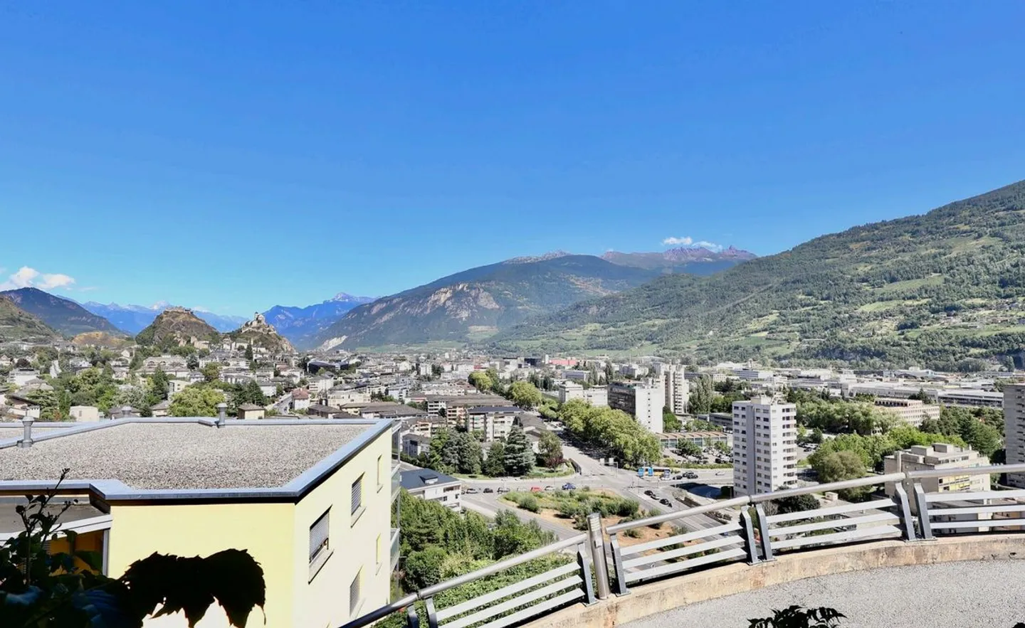 3.5-ROOM HIGH-QUALITY APARTMENT WITH PANORAMIC VIEW - Photo 2 of 13