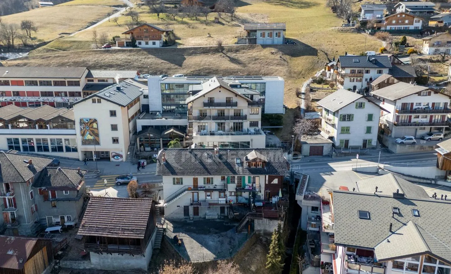GROßES HAUS MIT MEHREREN WOHNUNGEN - Foto 4 von 10