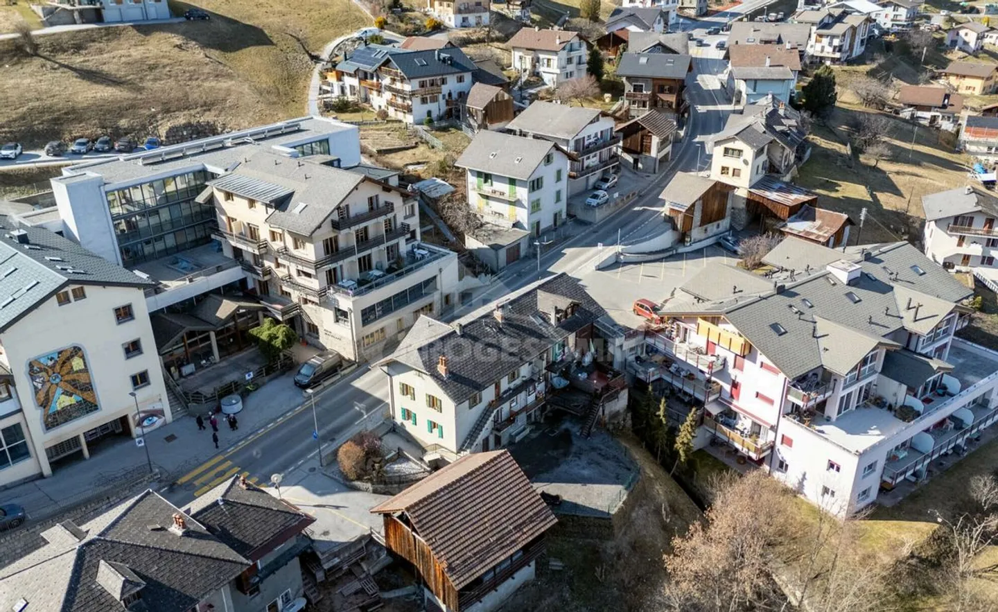 GROßES HAUS MIT MEHREREN WOHNUNGEN - Foto 3 von 10