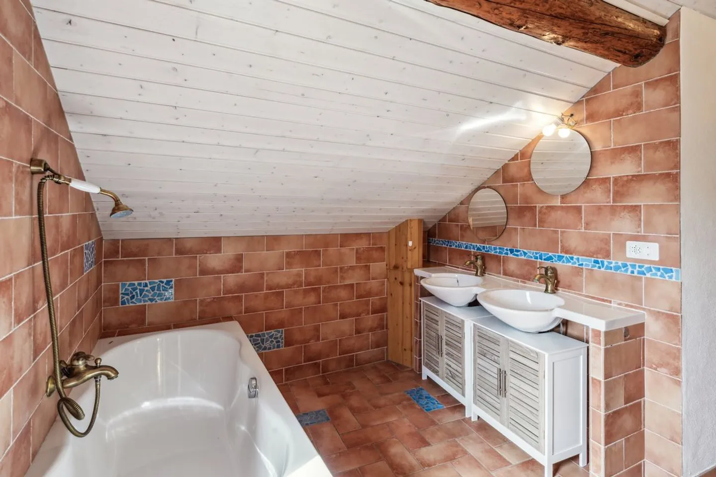 Superbo attico-duplex ristrutturato con carattere e autenticità - Foto 7 di 8