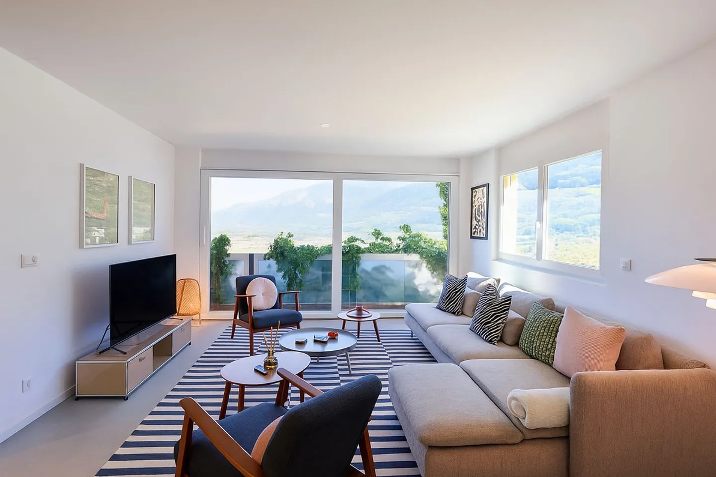 3.5-ROOM HIGH-QUALITY APARTMENT WITH PANORAMIC VIEW - Photo 2 of 13