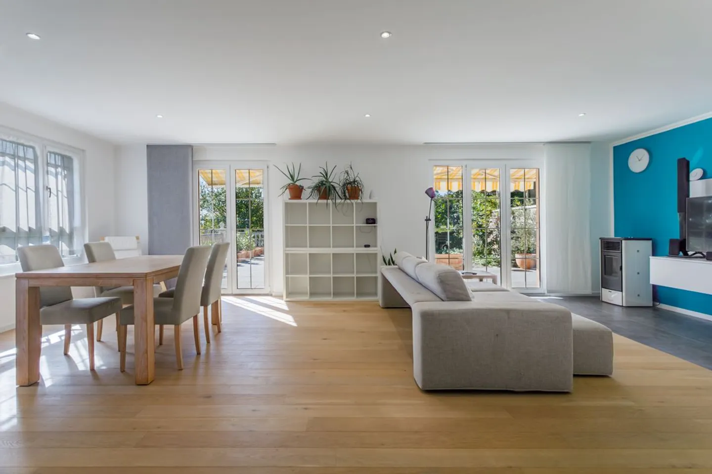 Semi-detached villa with two apartments - Photo 2 of 12
