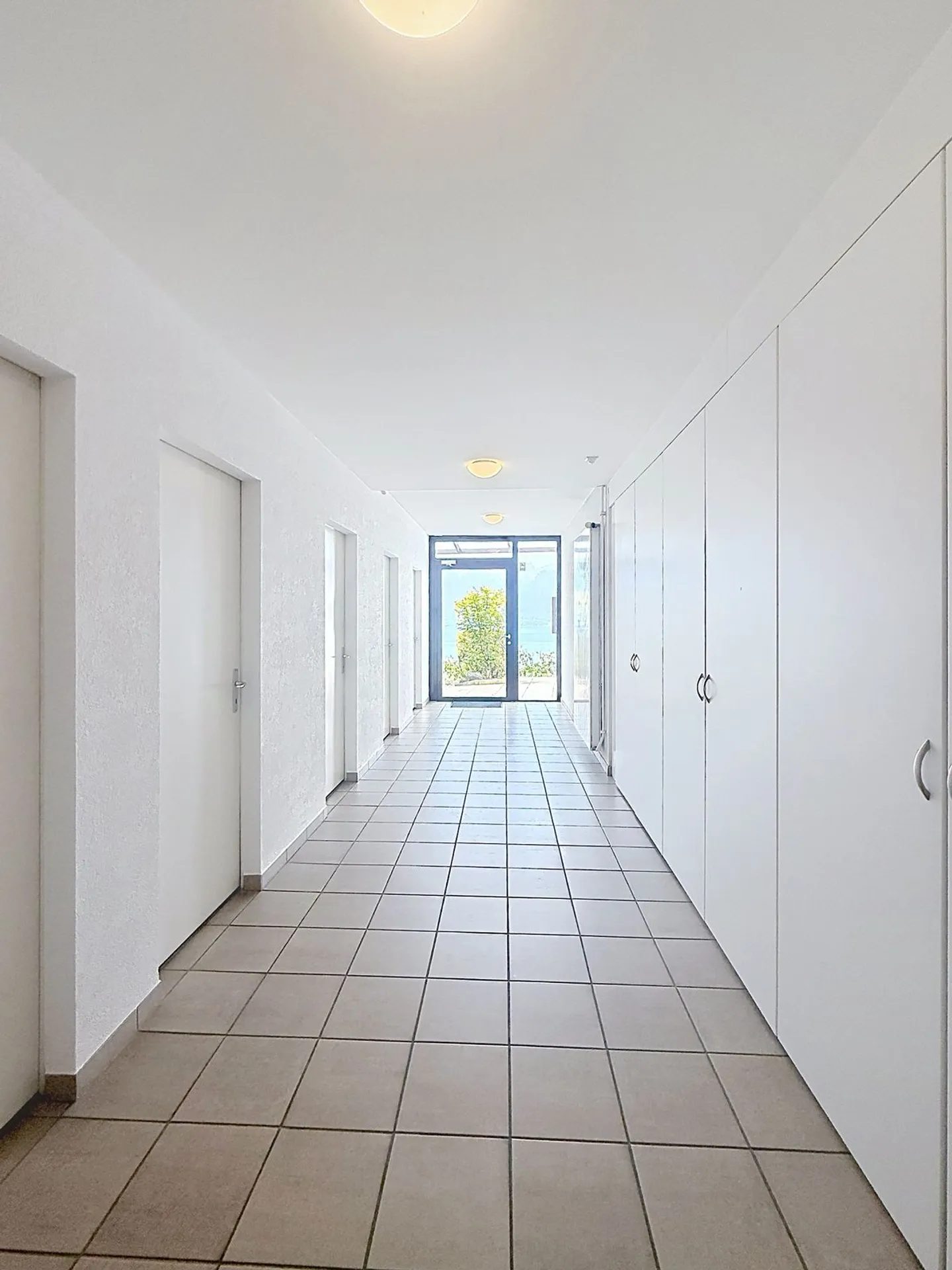 Un appartement baigné de lumière, une terrasse panoramique et une vue à couper le souffle sur le lac. - Photo 2 of 13