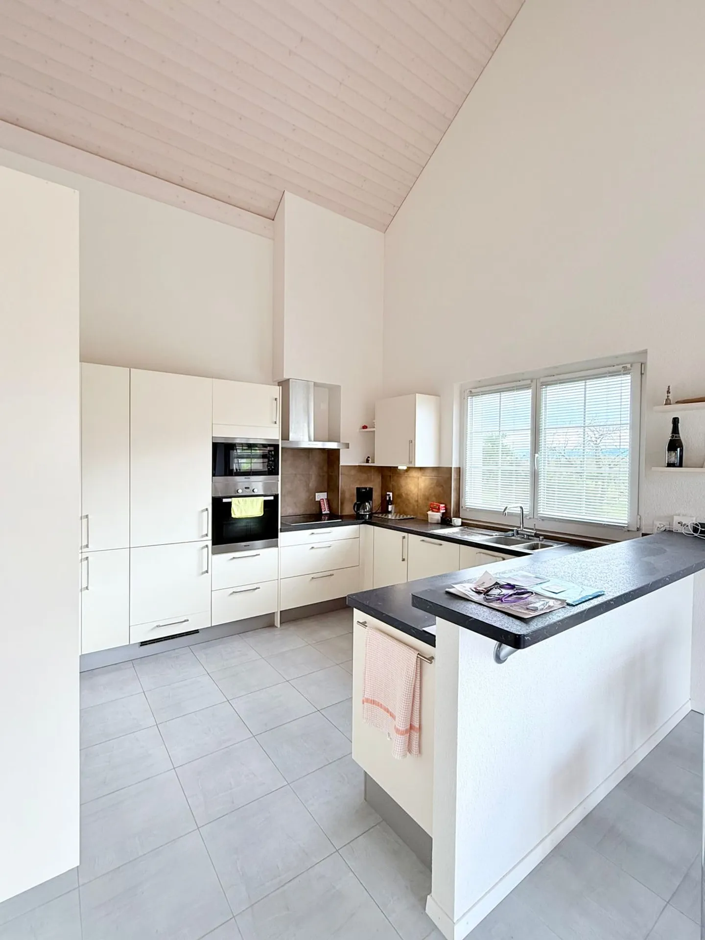 Bright 4.5-room apartment in Aclens, close to Lausanne and Morges - Photo 4 of 12