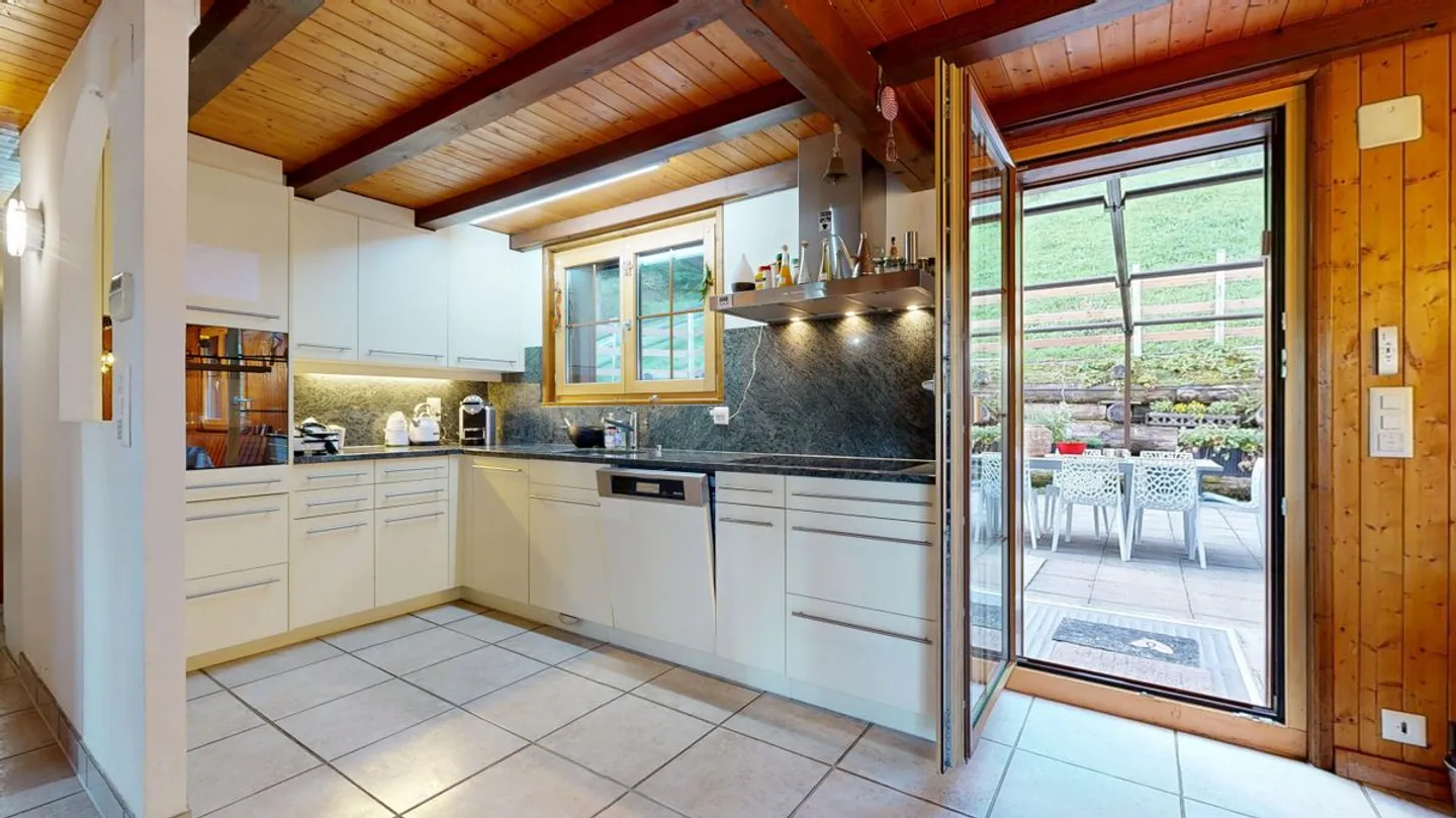 Spazioso chalet di 7,5 stanze in un contesto verdeggiante - Foto 4 di 8