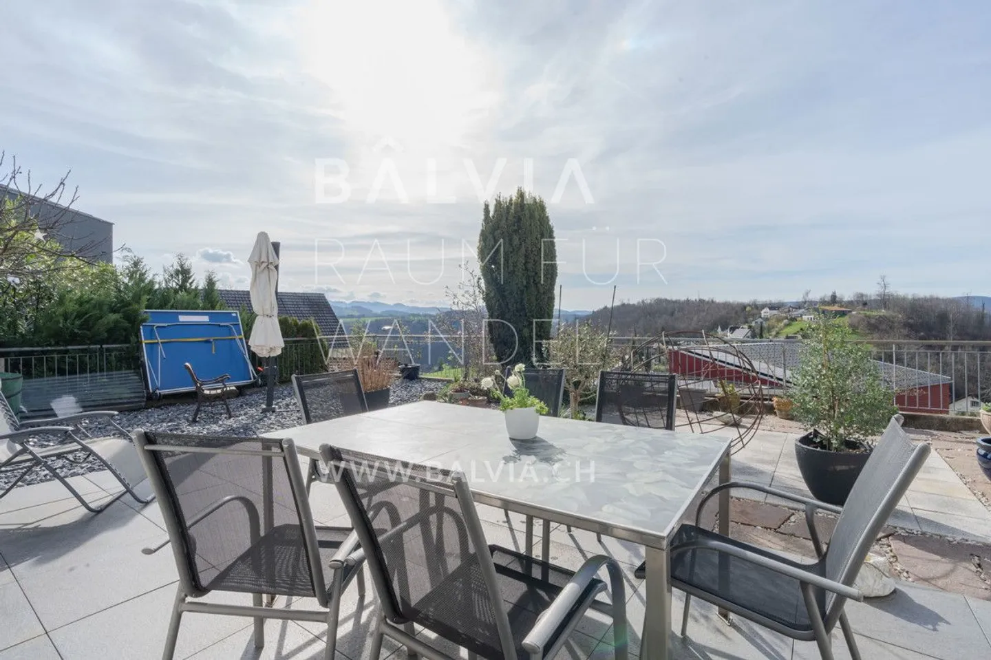 Family happiness with panoramic view - Photo 1 of 10