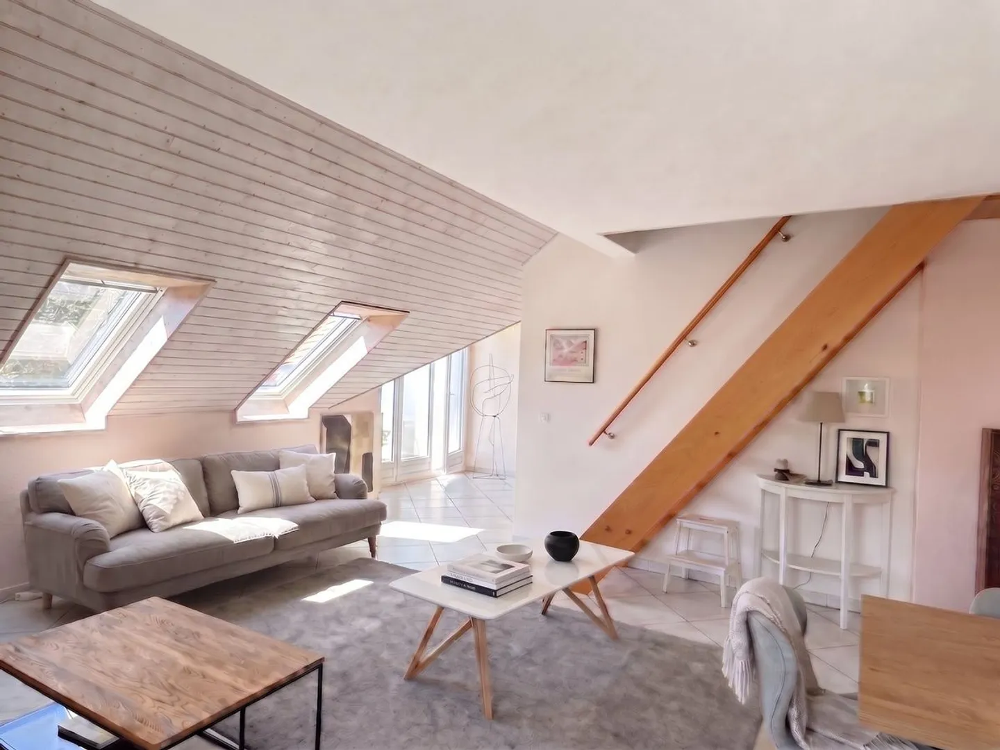 Elegante duplex familiare in un ambiente residenziale privilegiato a Founex - Foto 1 di 9