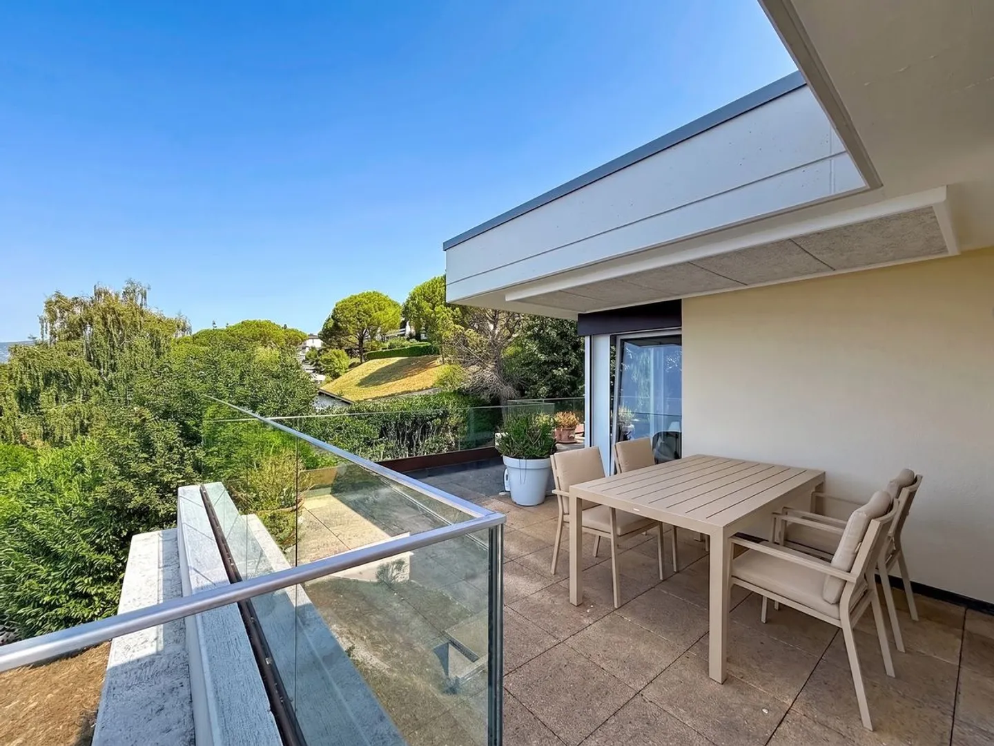 Un appartement baigné de lumière, une terrasse panoramique et une vue à couper le souffle sur le lac. - Photo 8 of 13