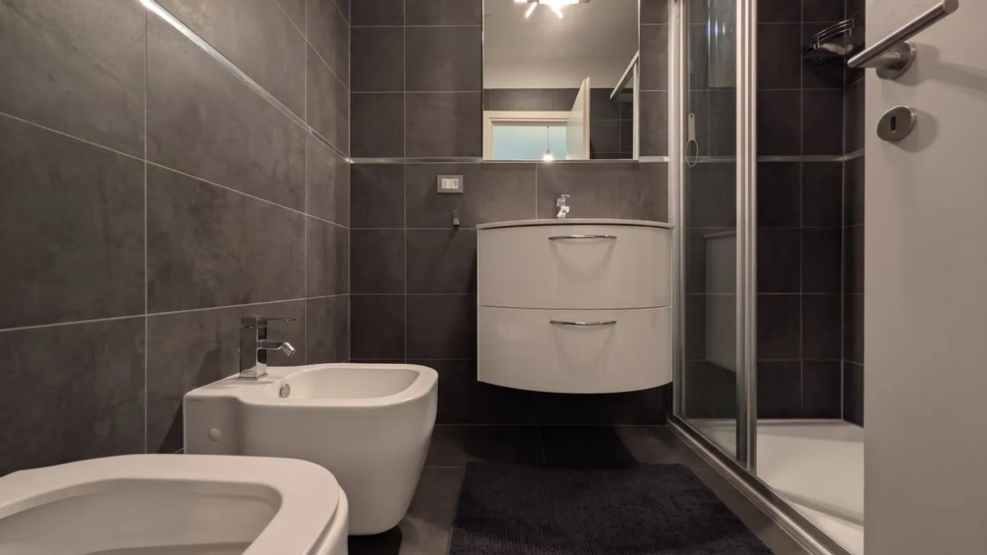 CONTEMPORARY, IN A SERVED AND WELL CONNECTED POSITION! - Photo 4 of 9