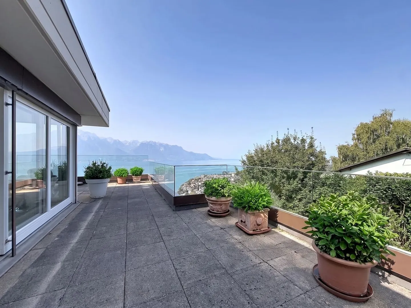 Un appartement baigné de lumière, une terrasse panoramique et une vue à couper le souffle sur le lac. - Photo 5 of 13