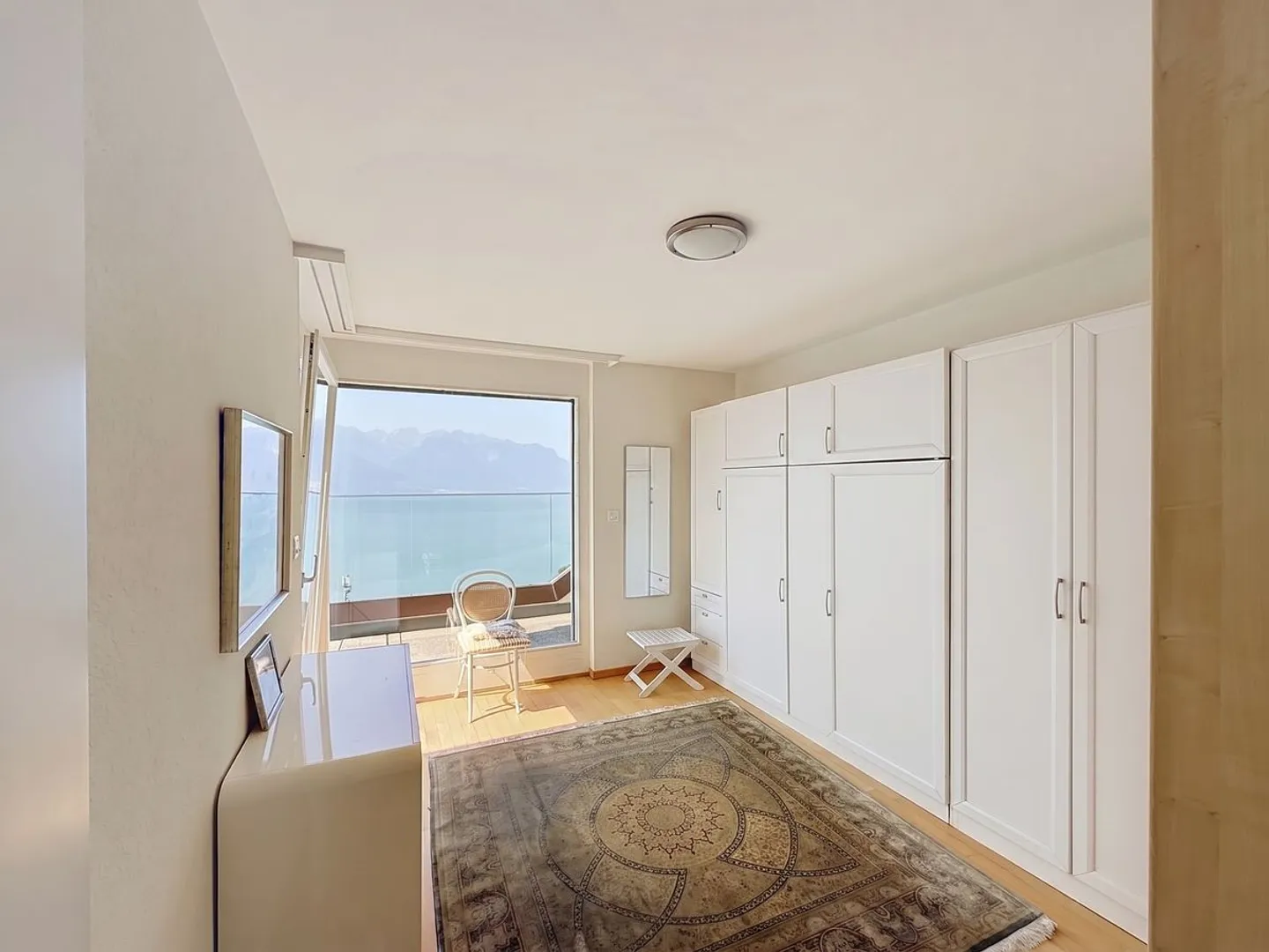 Un appartement baigné de lumière, une terrasse panoramique et une vue à couper le souffle sur le lac. - Photo 11 of 13