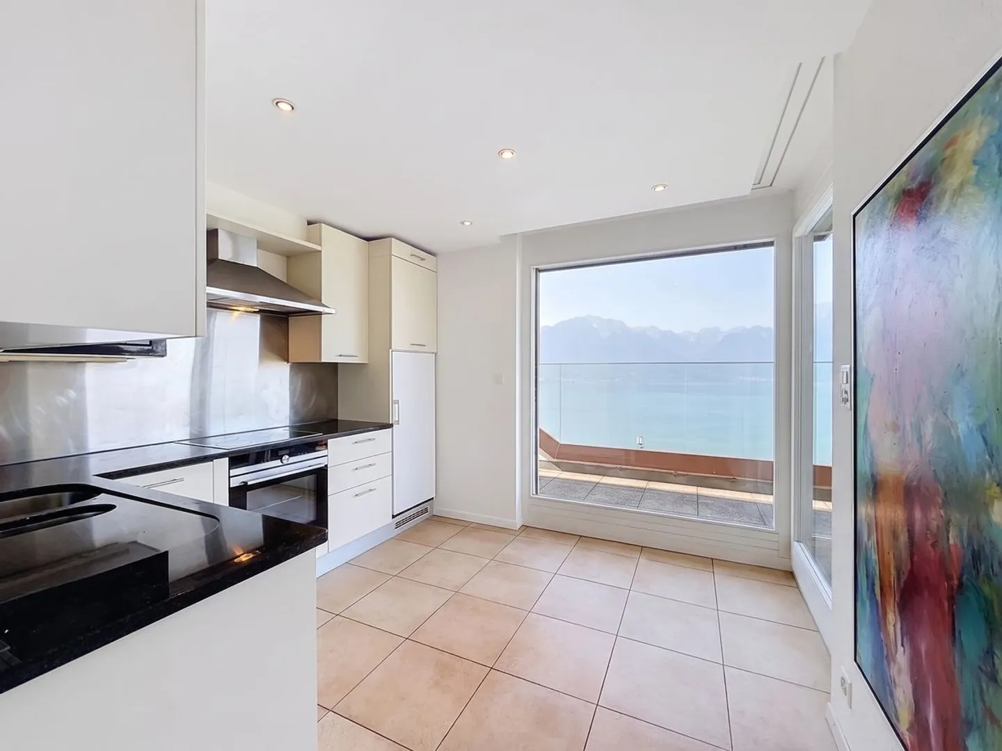Un appartement baigné de lumière, une terrasse panoramique et une vue à couper le souffle sur le lac. - Photo 6 of 13